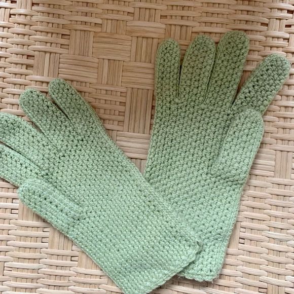 Wool Gloves with Embroidered Garden Design in Mint Green 🌷✨✨✨ - Picture 7 of 9